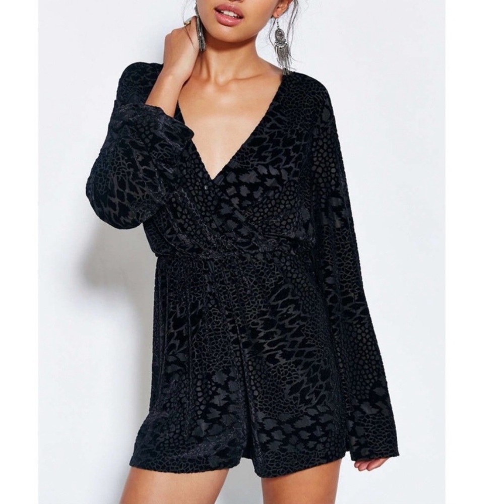 Ecote black velvet print deep V-neck romper criss  cross back size small